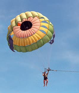 Dan parasailing.